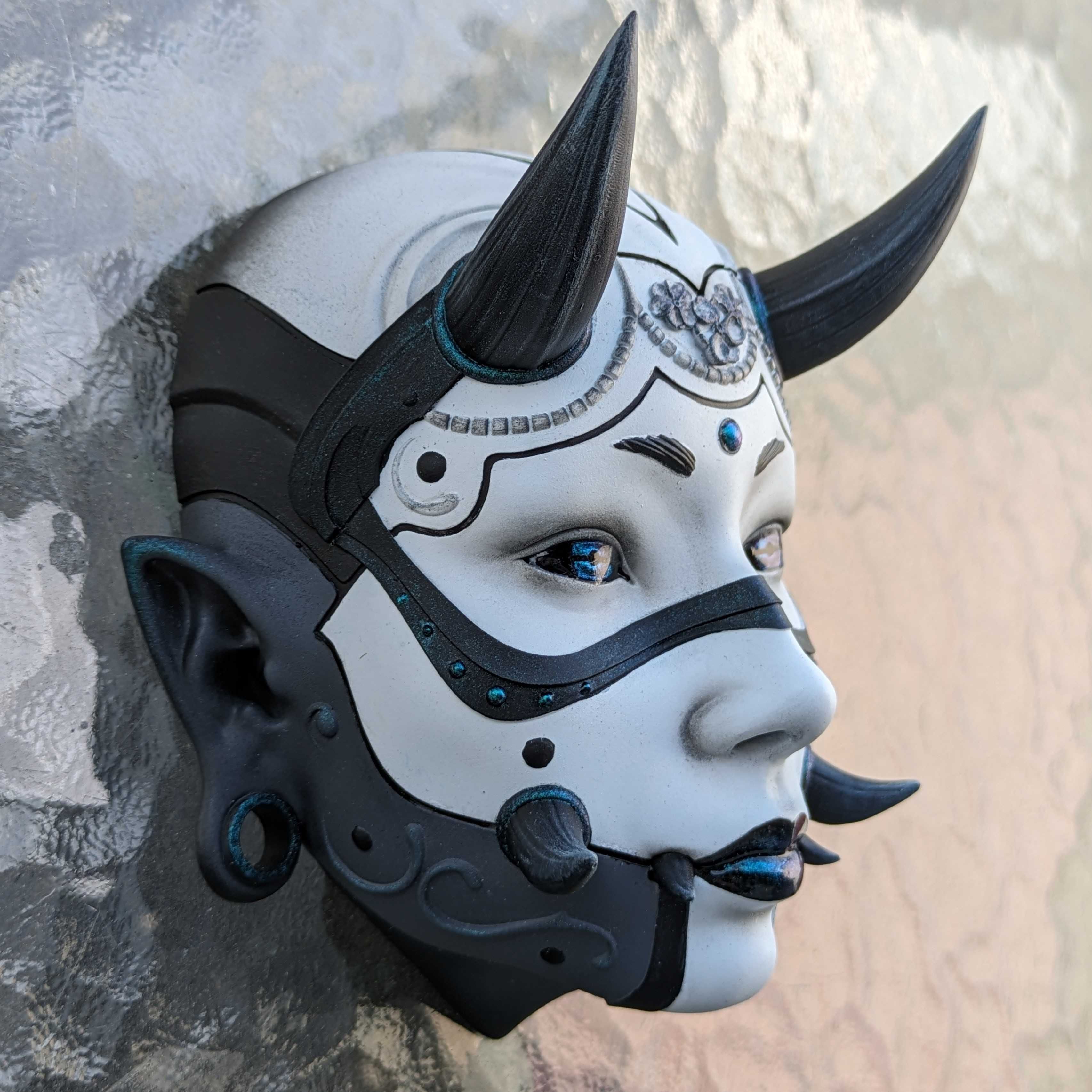 Maska Hannya na ścianie. Druk 3D, malowanie ręczne