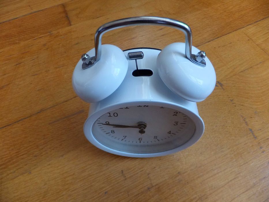 Zegarek z budzikiem na nóżkach biały okrągły wskazówki metalowy