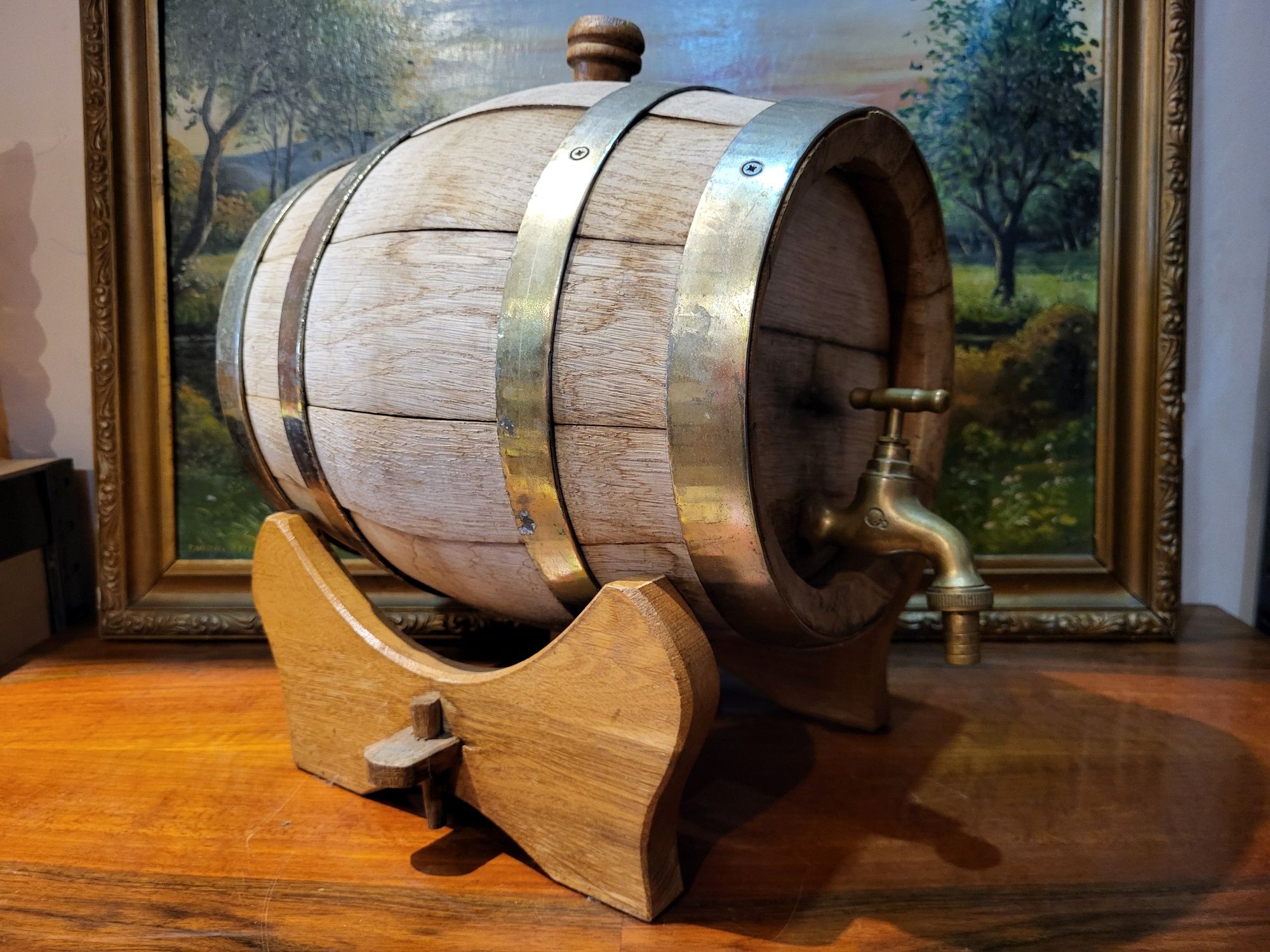 Drewniana beczka na wino z mosiężnym kranem