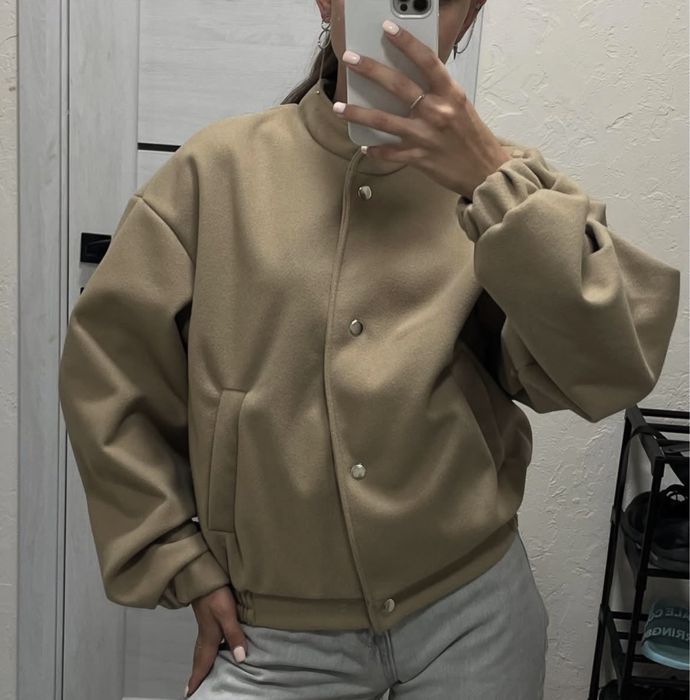 Пальто-бомбер бежевий