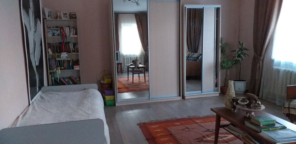 Здається простора світла  кімната в приватному будинку