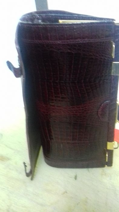 Mala em pele de crocodilo verdadeiro