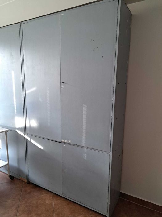 Szafa z litego drewna o wymiarach 200x120x40 cm; 2 sztuki