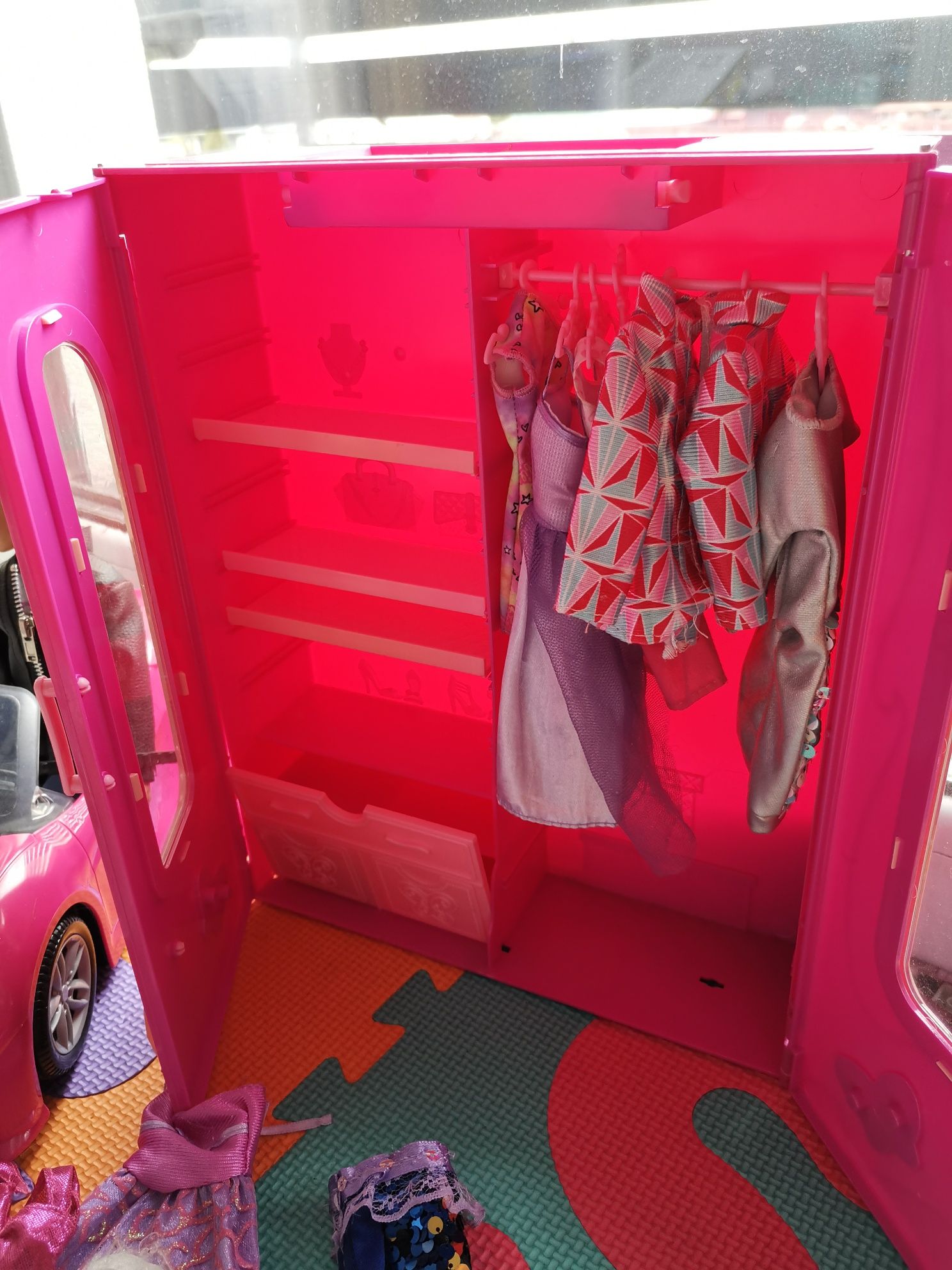Drewniany domek dla lalek z mebelkami, 14 Barbie 2 Keny, Auto i Szafa