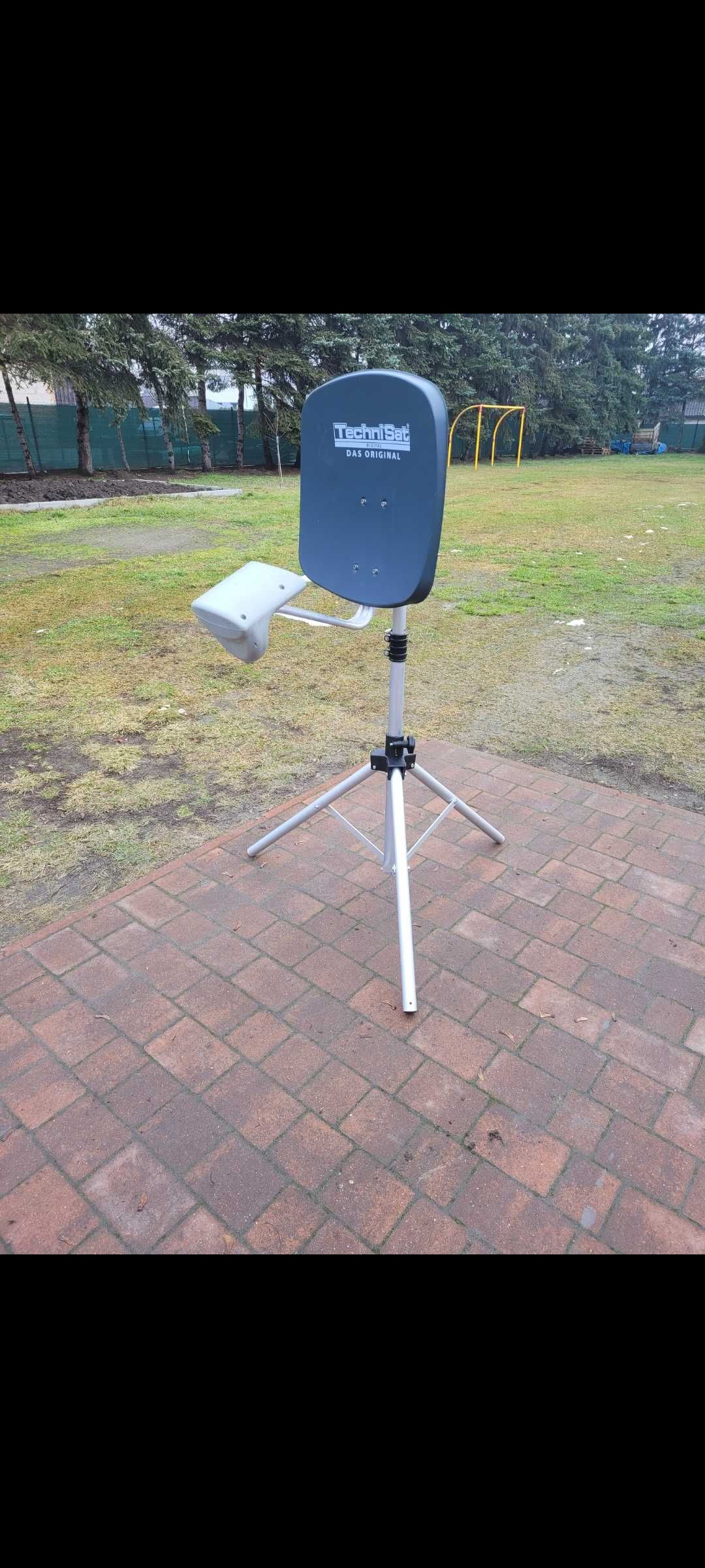 antena satelitarna do kampera lub przyczepy kempingowej.