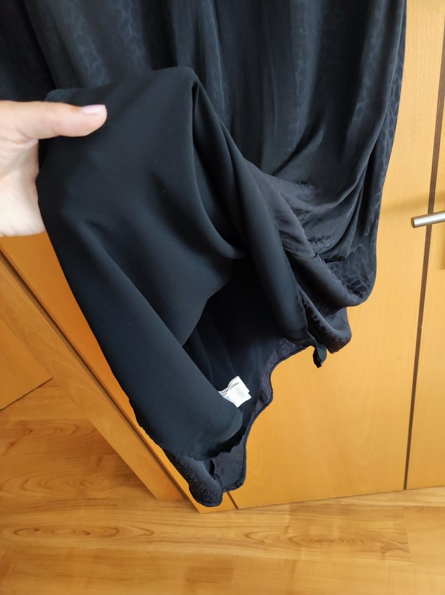 Vestido preto de cetim com padrão