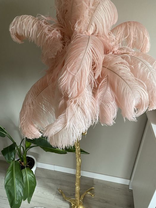 Elegancka lampa podlogowa pióra