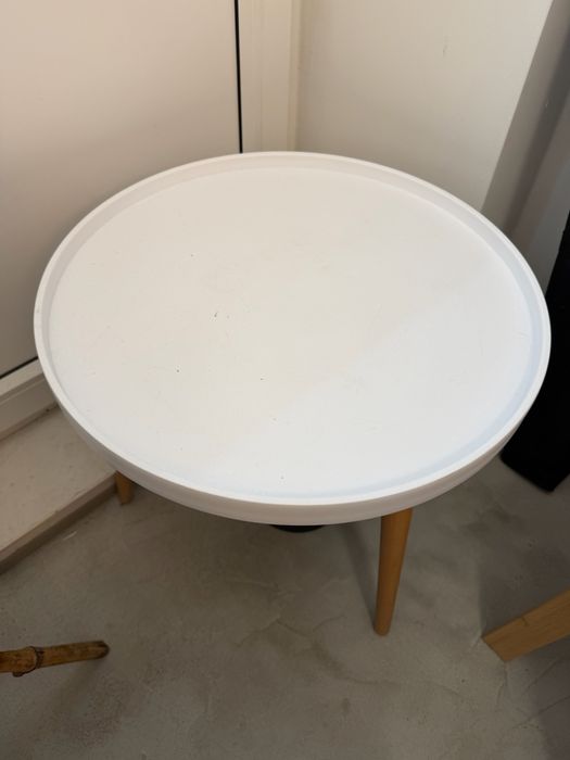 Bialy stolik plastikowy