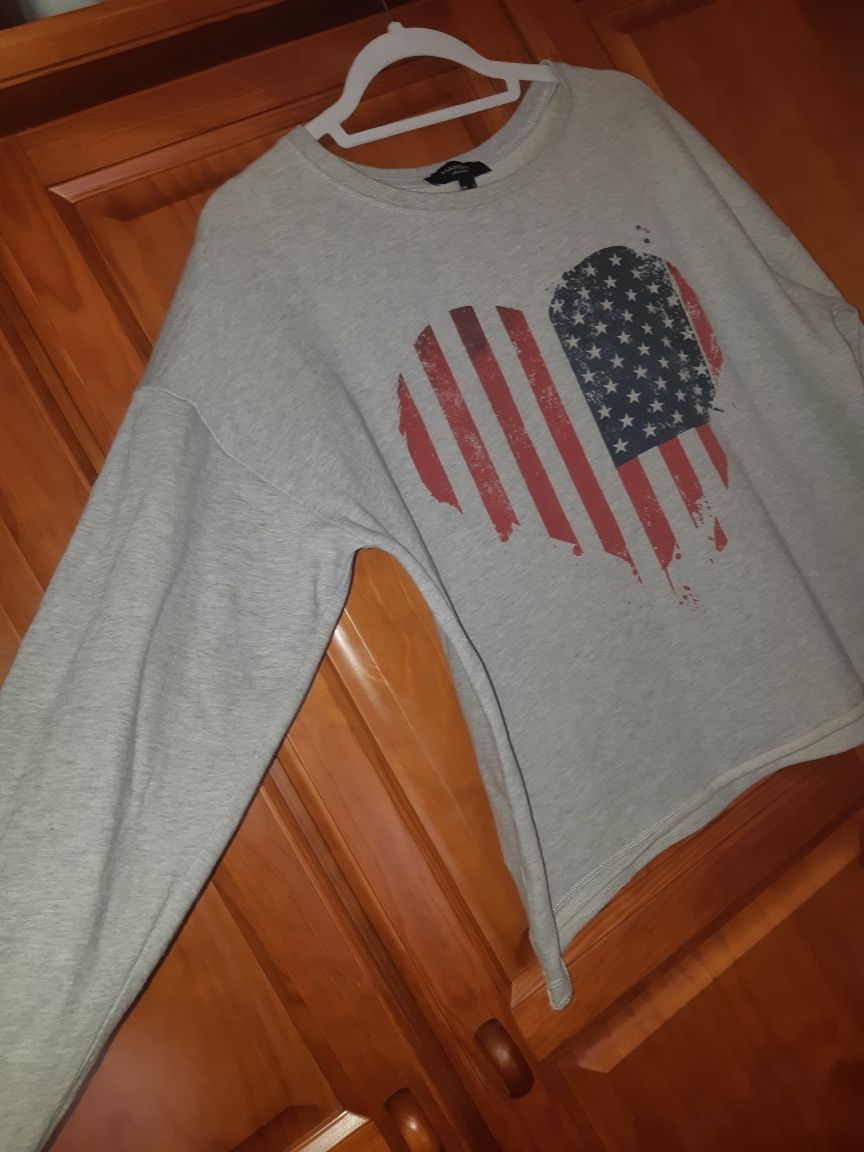 Sweatshirt em cinzento com a bandeira americana