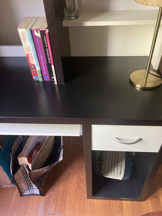 Estante/Secretaria de Quarto multiuso.