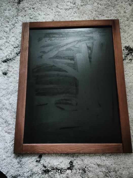 Duża tablica kredowa w drewnianej ramie