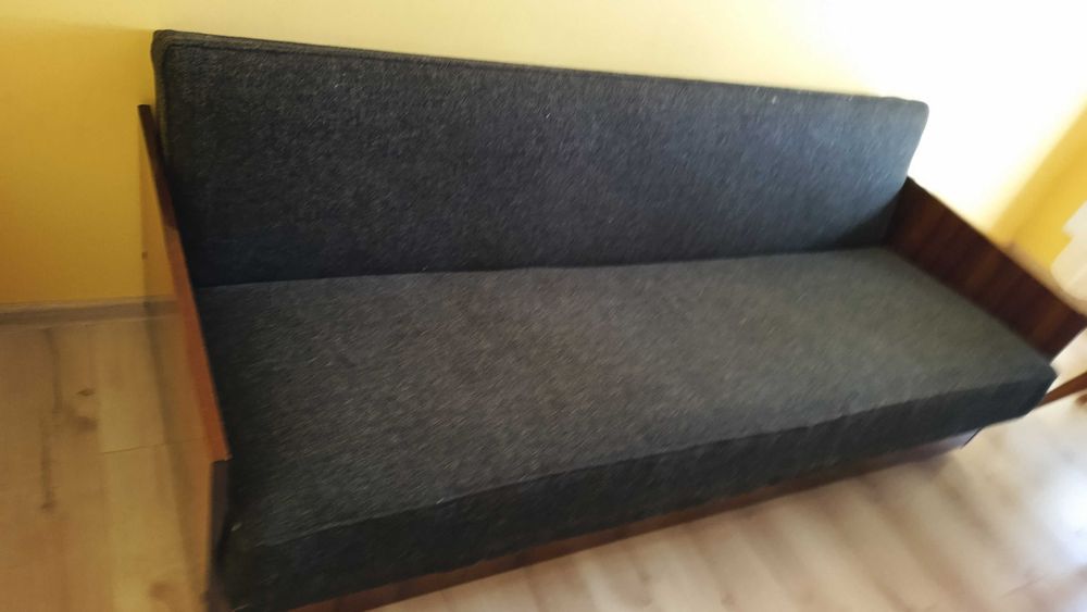 4 krzesła tapicerowane z wersalką. Komplet. PRL