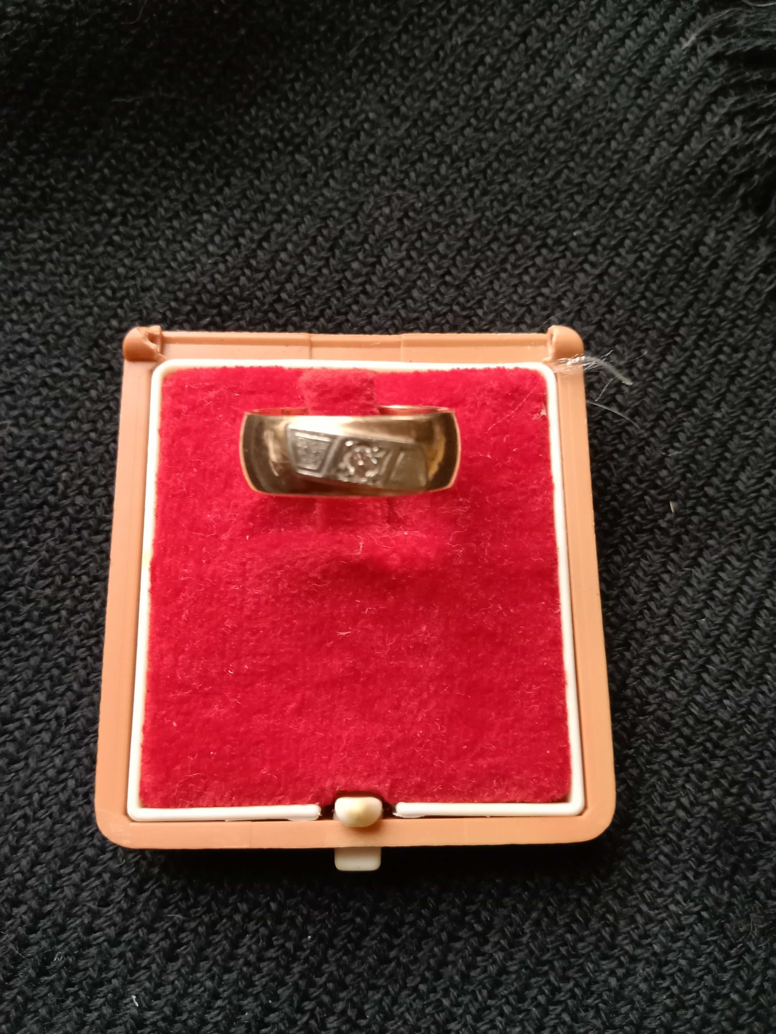 Золотое Обручальное кольцо с брильянтом
