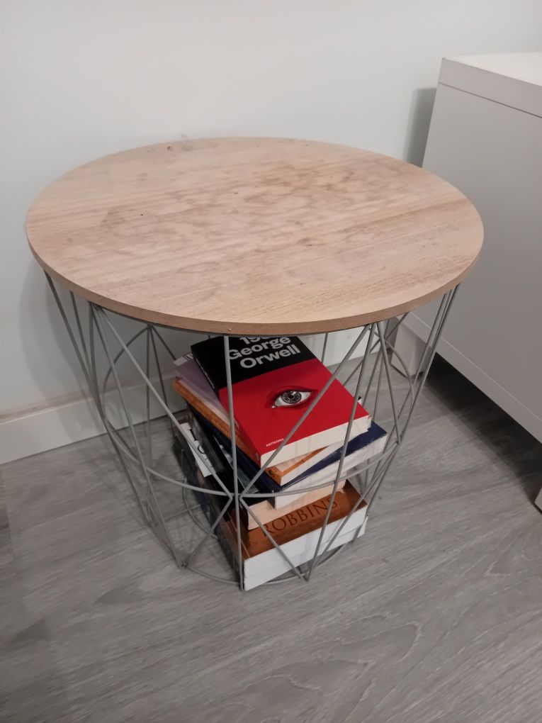 Armário, sommier, sofá-cama, vitrine e apoio de mesa para despachar