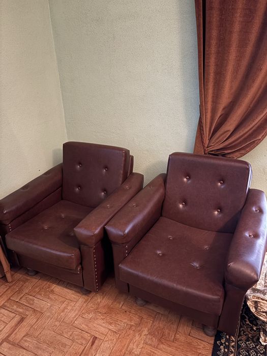 Conjuto sofás classicos em Pele Sintetica Castanha