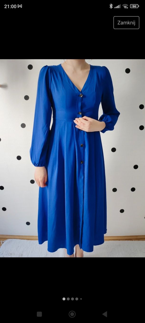 Kobaltowa długa sukienka zapinana na guziki z długim rękawem