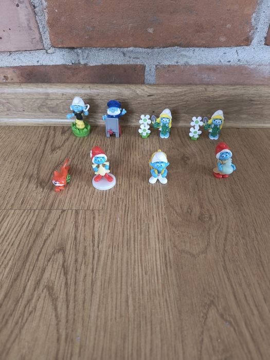 Małe figurki smerfów