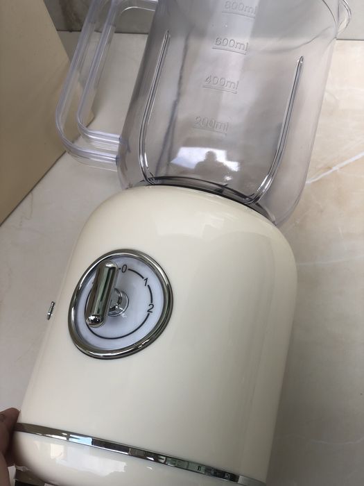 Блендер Smeg у кремовому кольорі