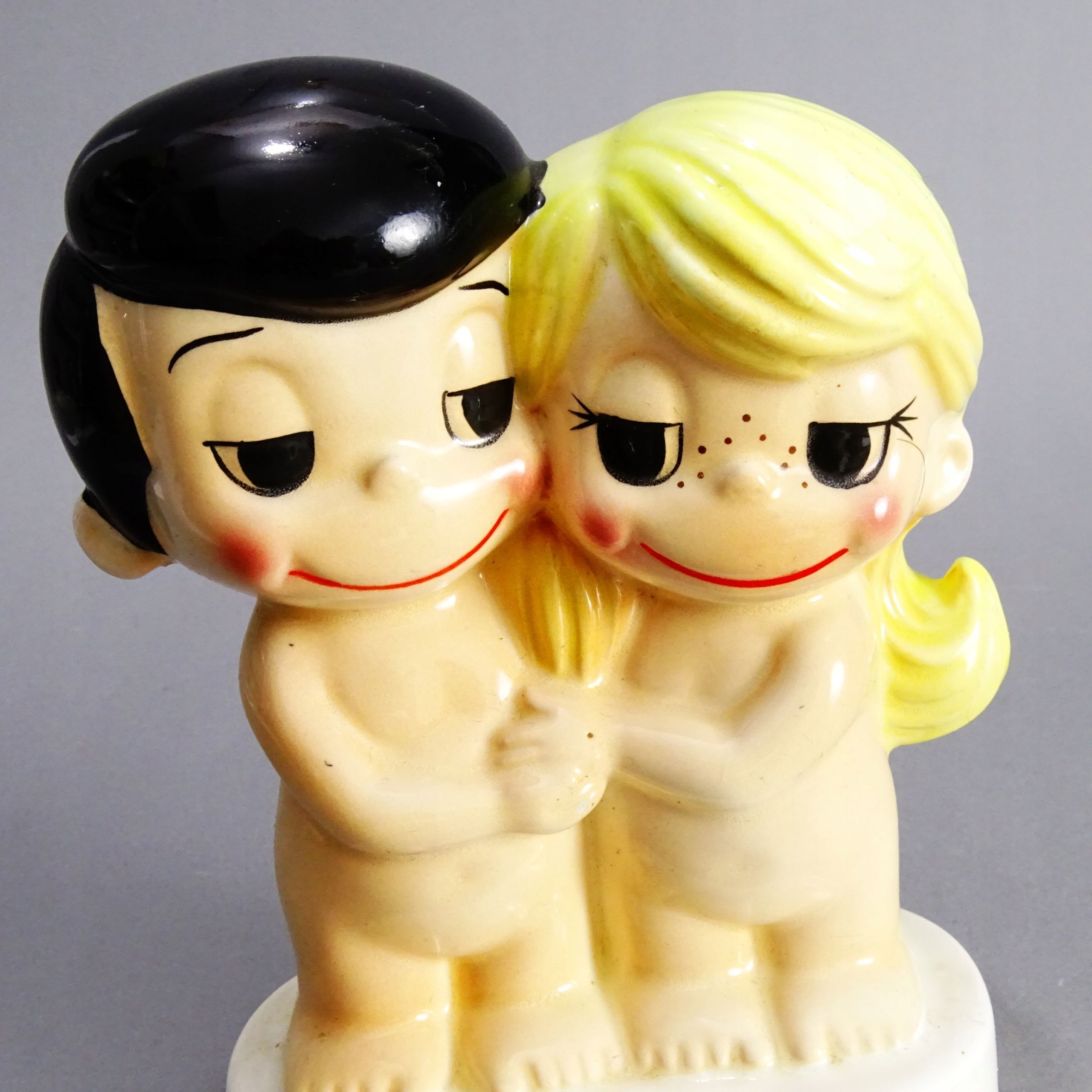 1970 ceramiczna figurka skarbonka kim casali love is