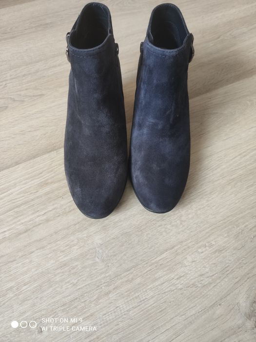 Продам жіночі демісезонні замшеві ботіночки