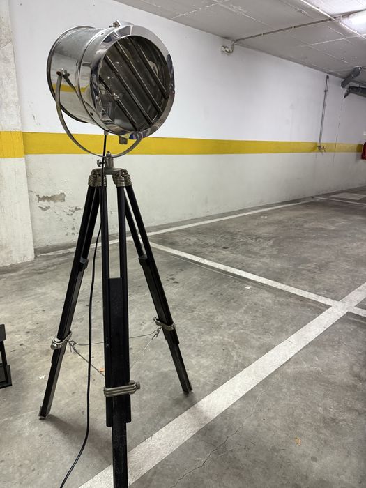 Candeeiro de pé estilo industrial / tripé vintage