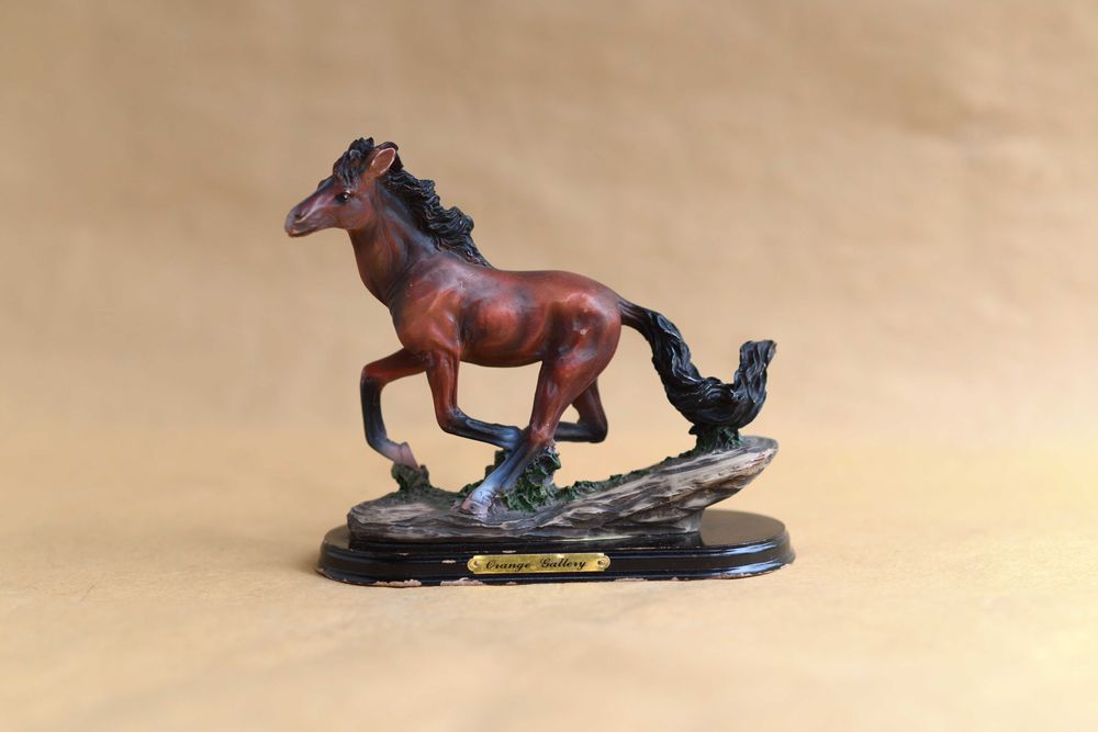 Статуетка Кінь на підставці Феншуй Рік червоного вогняного коня 2026