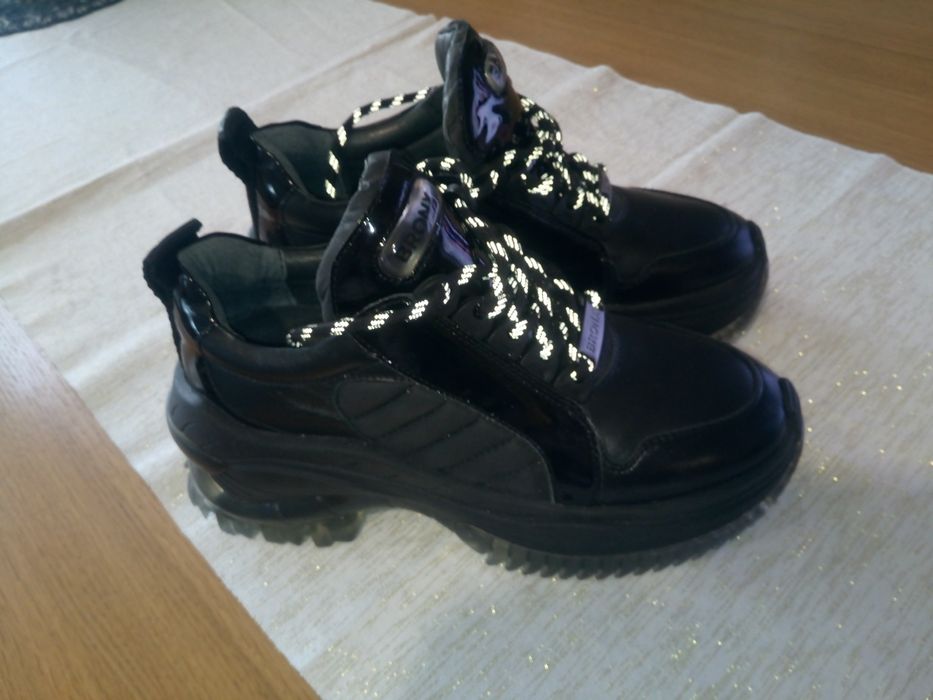 Продам, крутые,новые кроссовки,кожаные,женские, 39 размер,