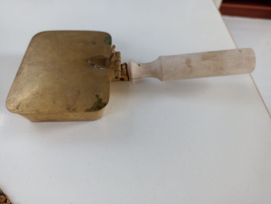 Popielniczka mosiężna z drewnianą rączką - antyk