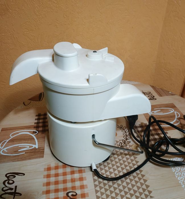 Електрическая соковыжималка