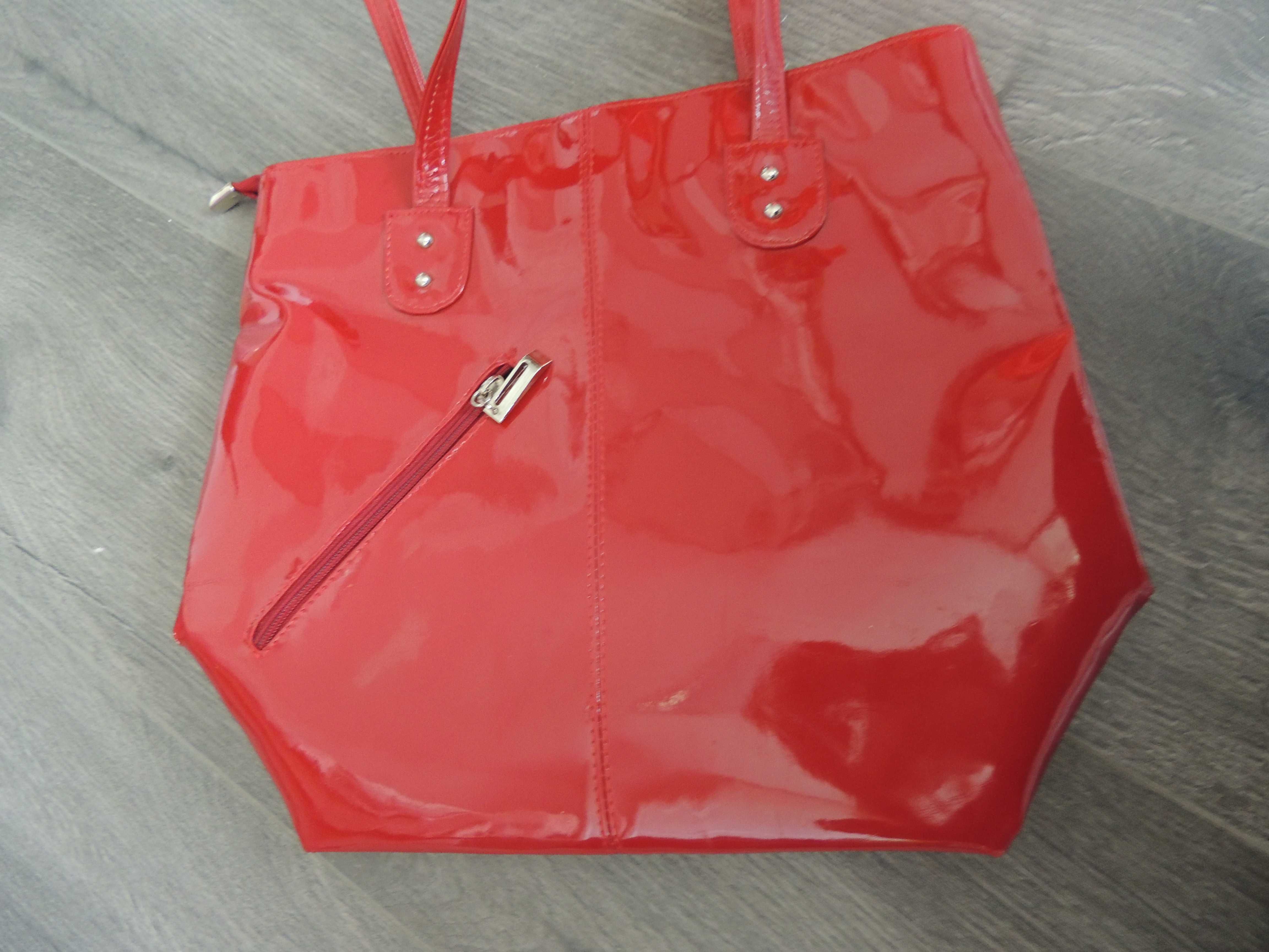 czerwona lakierkowa torebka duża na ramię