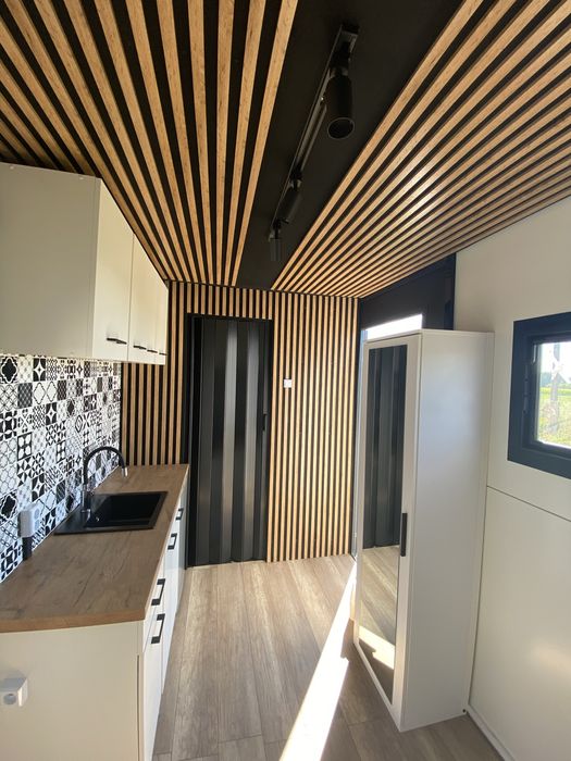 Caloroczny domek tiny house na kolkach