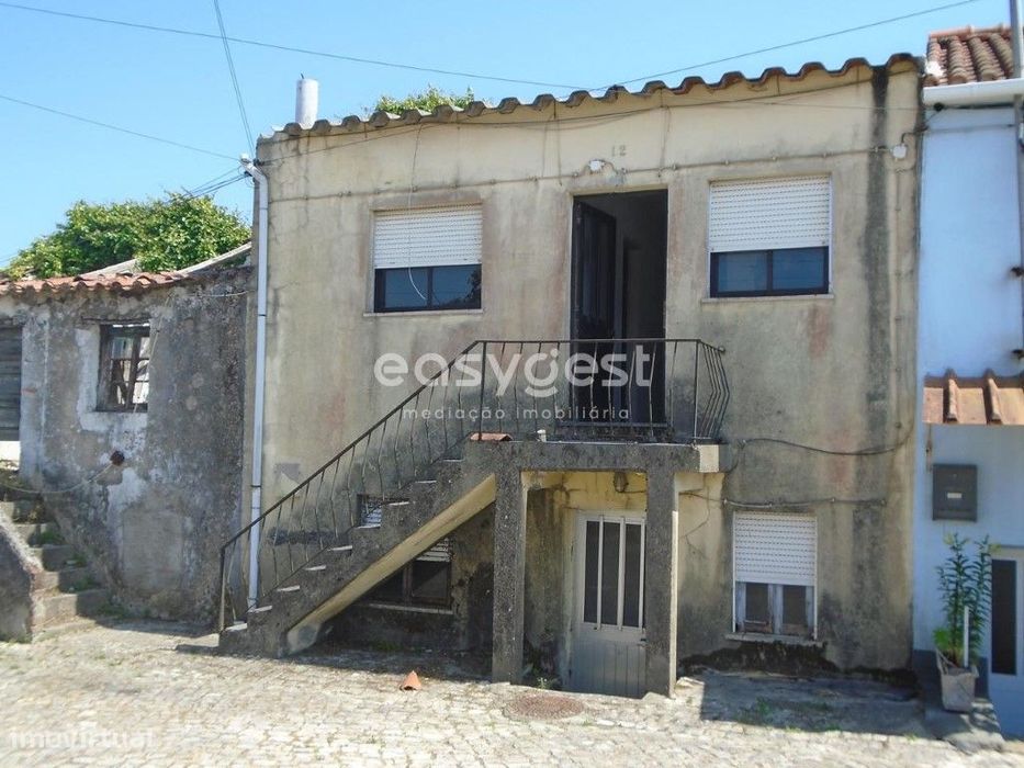 Moradia de Dois pisos para recuperar no Centro da Vila de Pataias