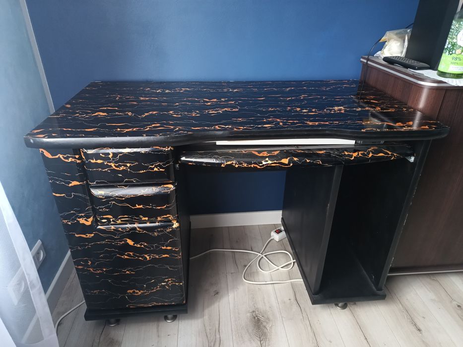 Biurko – oklejone folią dekoracyjną (czarno-pomarańczowy marmur)