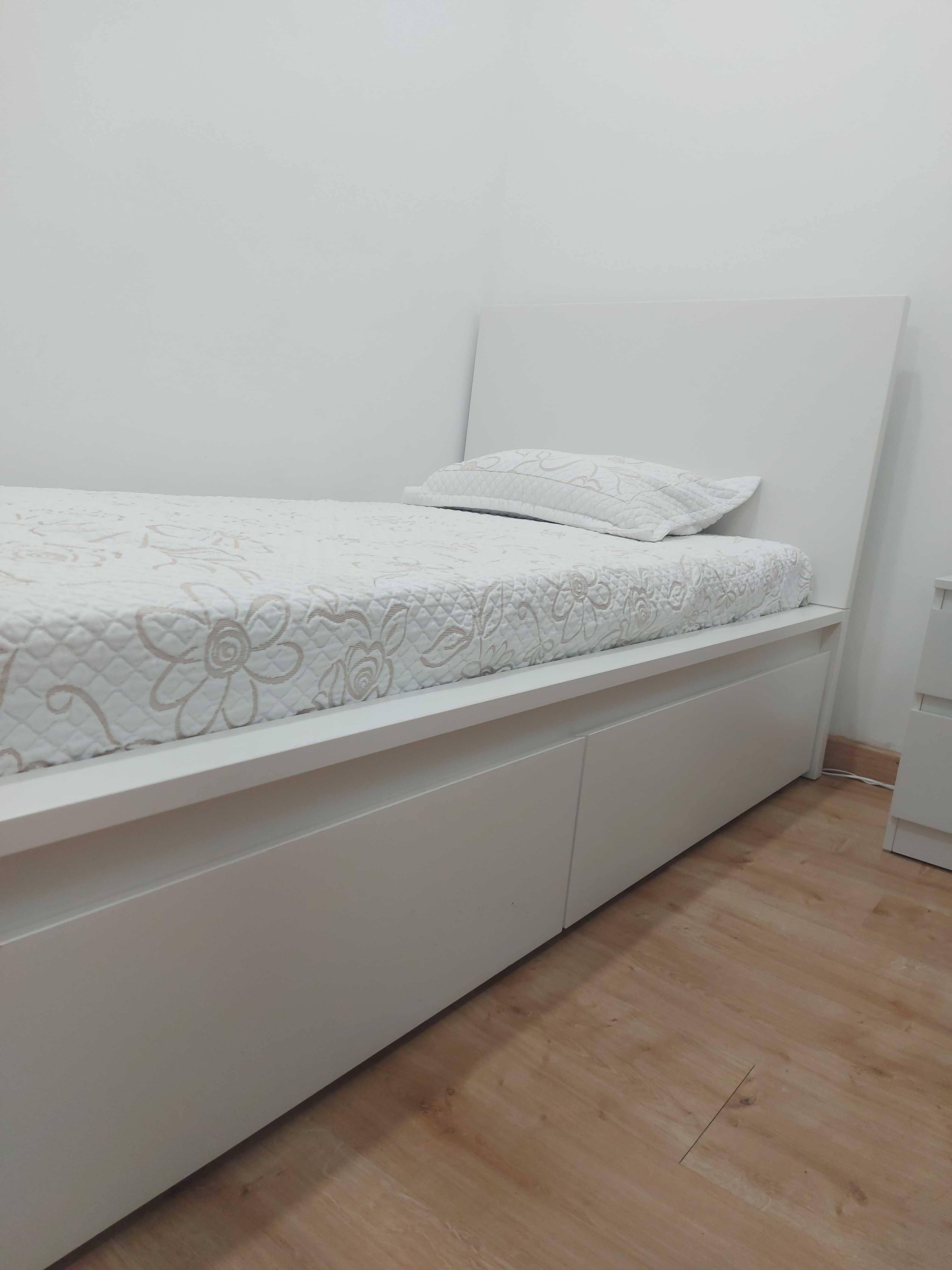 Cama Solteiro com colchão e arrumação usada