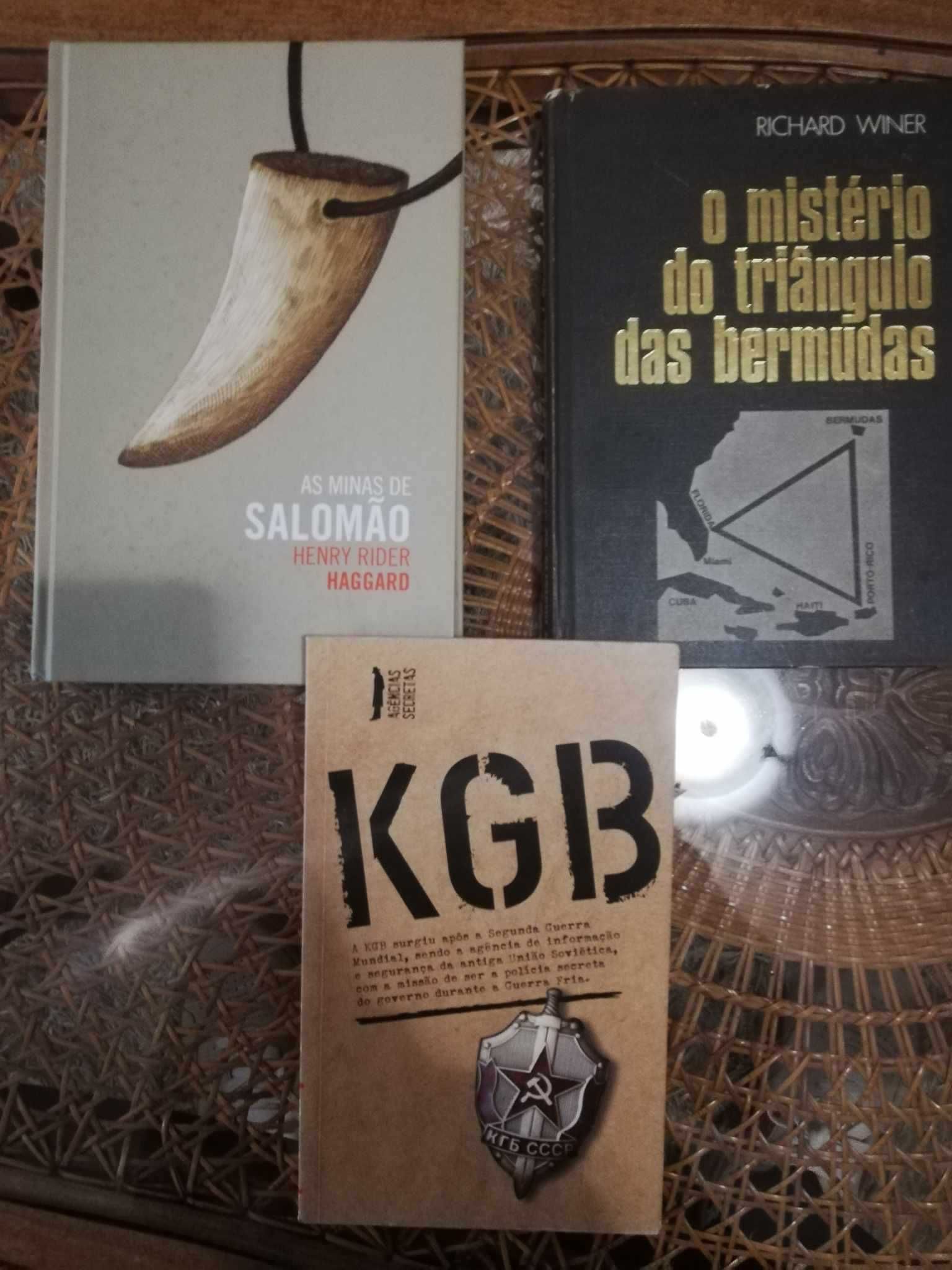Três livros para venda