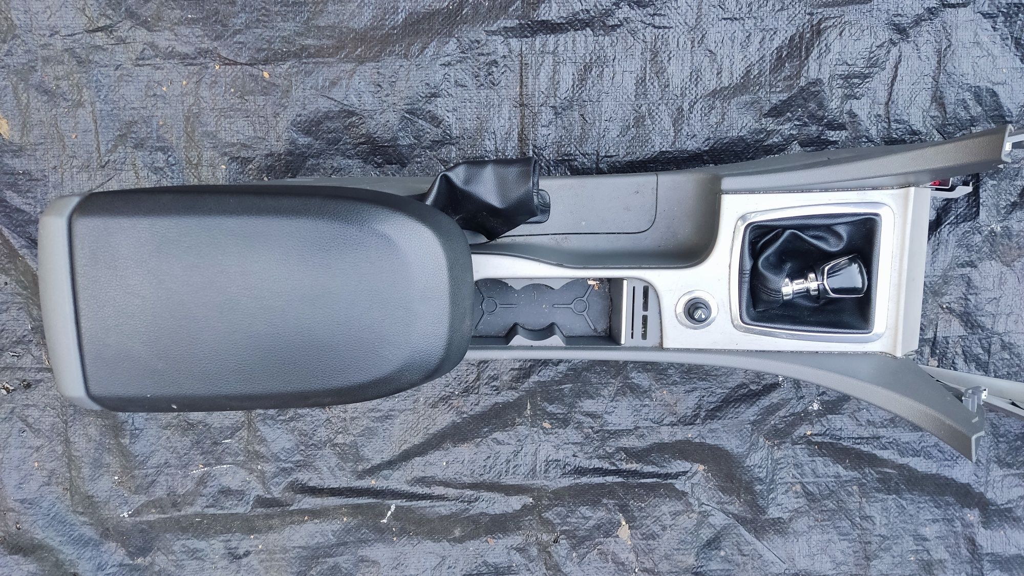 Ford Focus mk2 lift orginalny podłokietnik plus przetwornica.