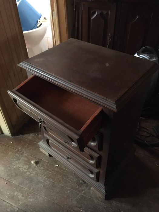 Mesa de cabeceira e cómoda com quatro gavetas