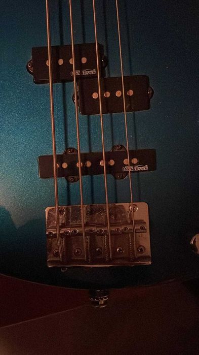 Baixo Electrico com amplificador