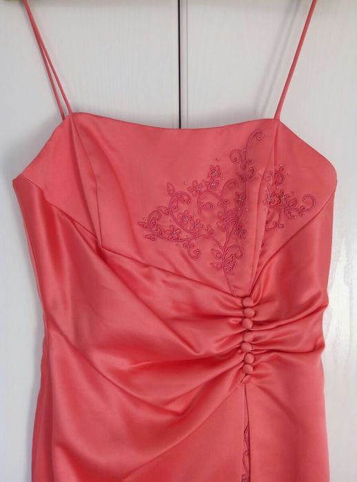 Платье. Красивое атласное.Праздник. Свадьба.