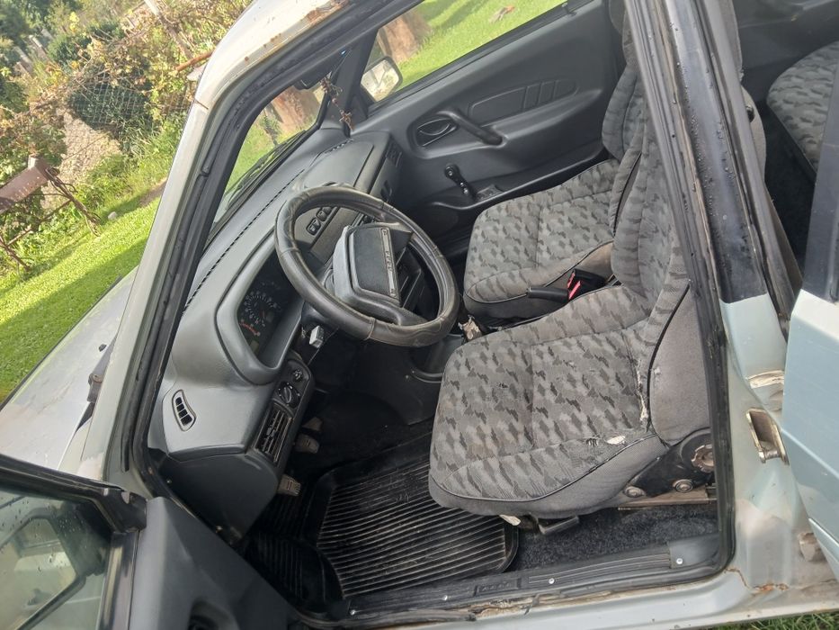 Колір кузова – сірий металік, але з потертостями та плямами на фарбі