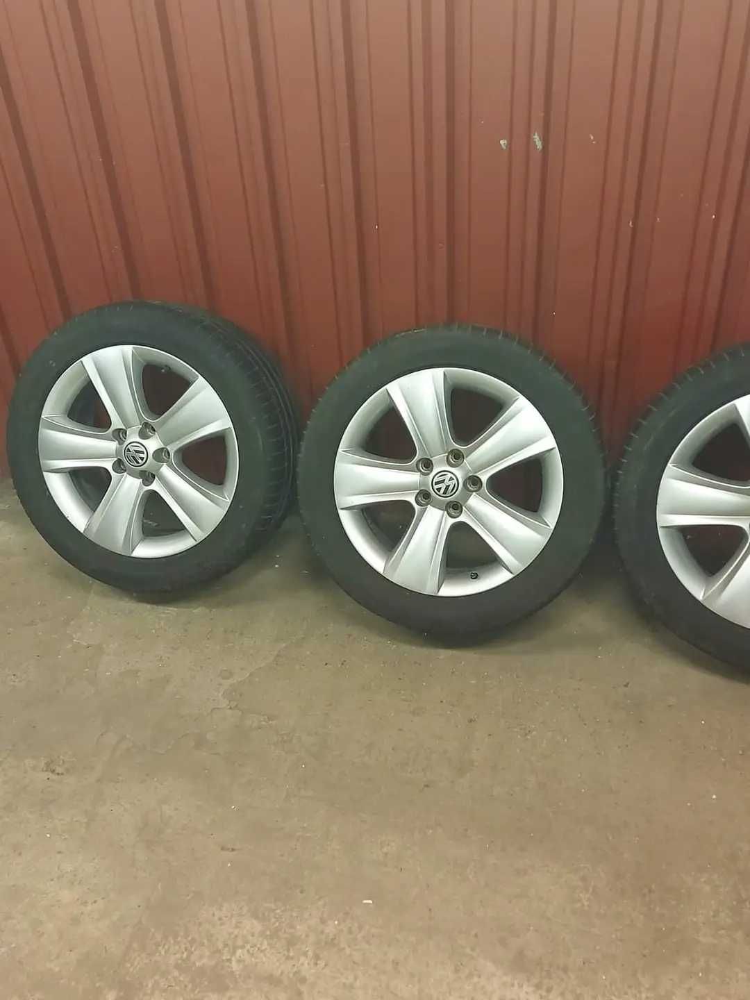 Felgi z oponami tiguan golf 7 5x112 17 7j et45 opony 225/50 otwór 57.1