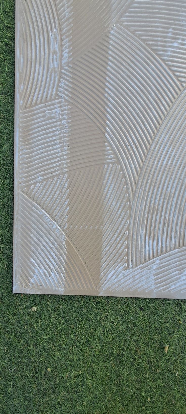 Pavimento cerâmico antiderrapante beje 60x60 com rodapé