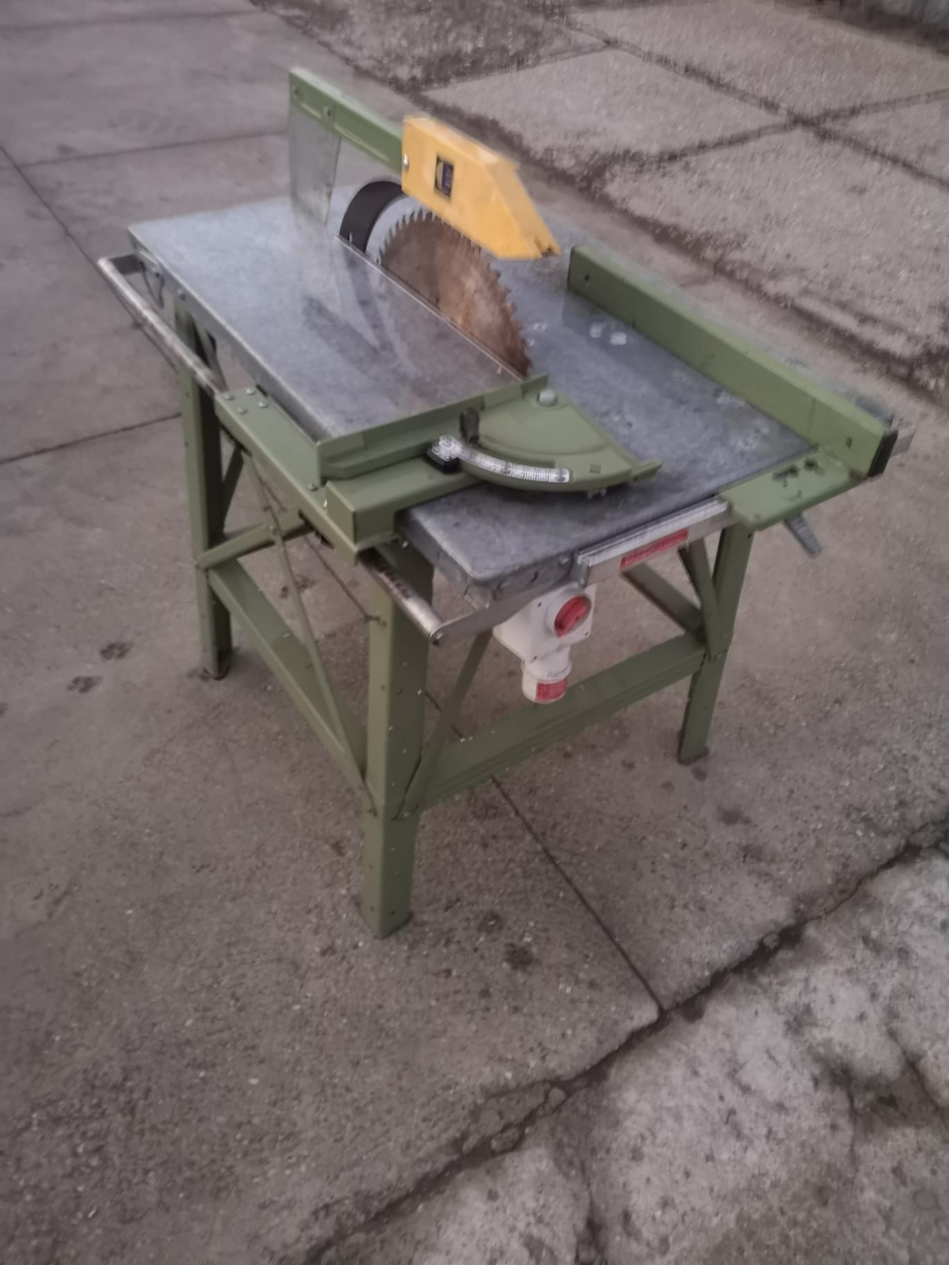 Piła stołowa do cięcia drewna krajzega mechaniczna 3 fazowatarczowa