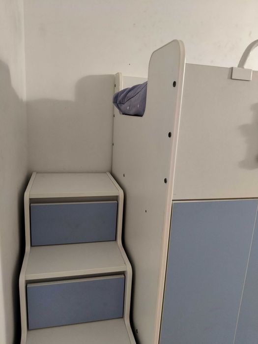 Łóżko piętrowe z biurkiem i szafą