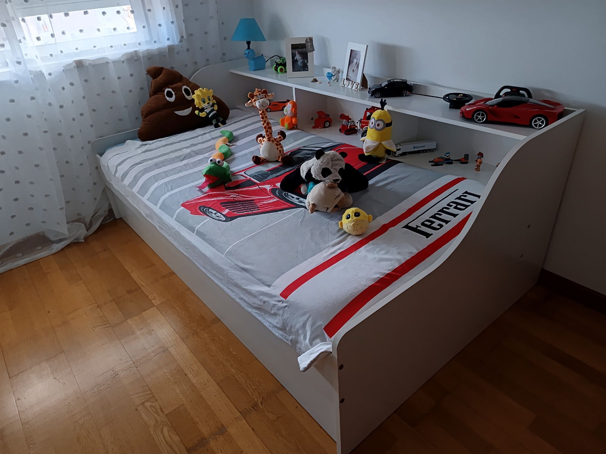 Cama com gaveta e prateleiras