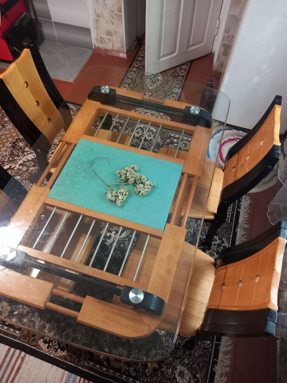 Стеклянный стол деревянный + четыре стула деревянных.