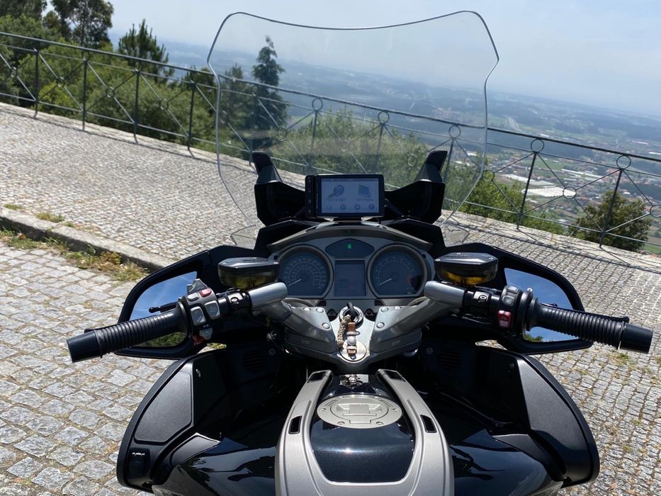 BMW R1200rt preta.