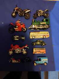 Conjunto de motos e viaturas em miniatura