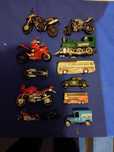 Conjunto de motos e viaturas em miniatura
