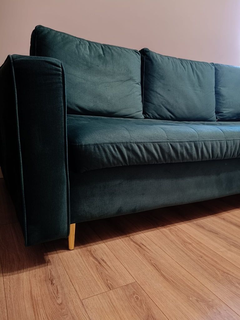 Sofa rozkładana butelkowa zieleń alkantara.